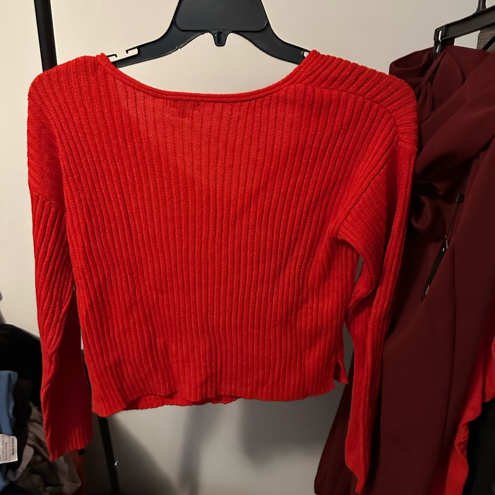 Red V-Neck Ribbed Cropped Sweater - Picture 3 of 3